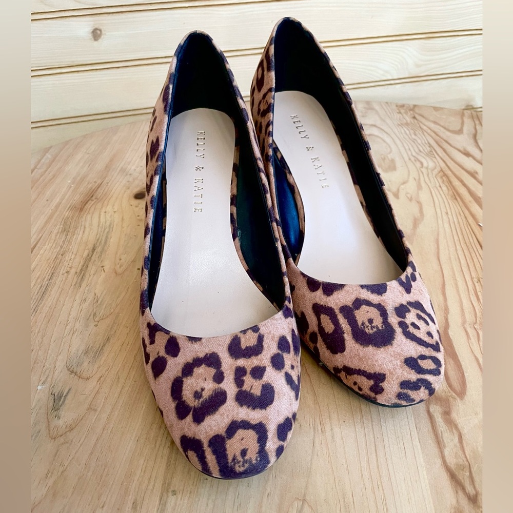 KELLY & KATIE Leopard Wedges Size 8